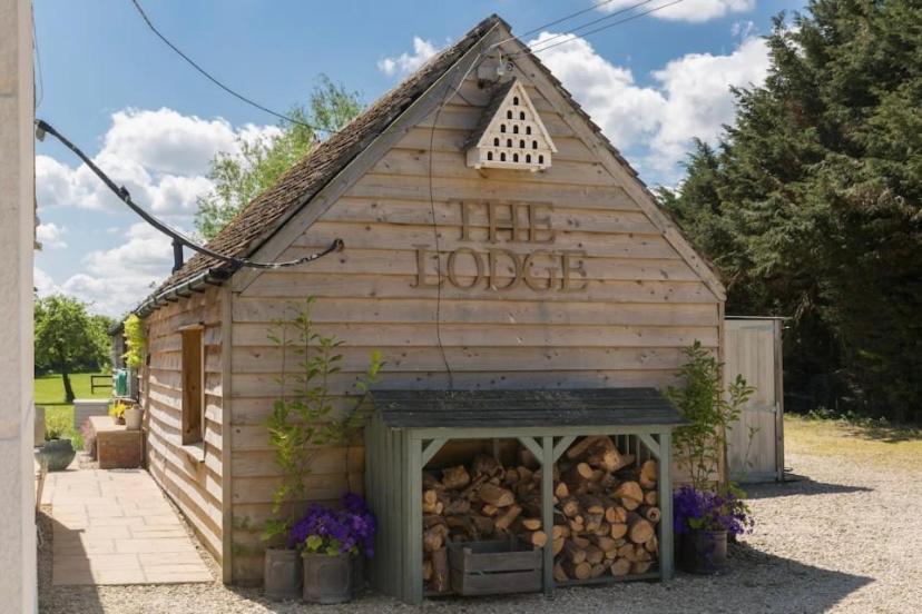 Cotswolds Lodge In Minster Lovell Extérieur photo